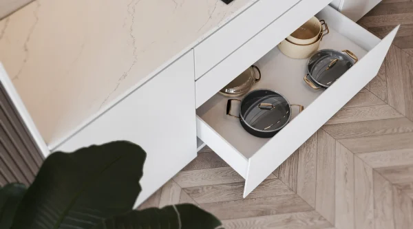 Polished 2cm Calacatta Dono quartz from Armina Signature Collection, ideal for custom kitchens in Ft. Lauderdale condos.