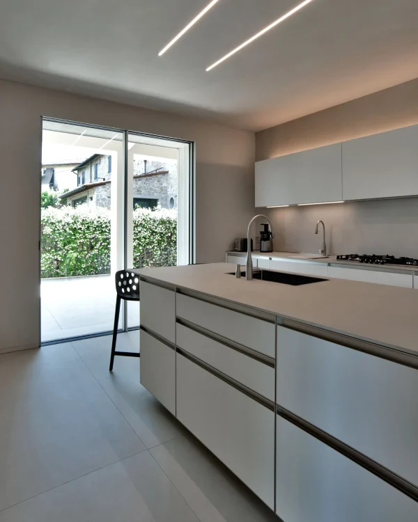 Custom home interiors featuring a blend of Laminam Calce Avorio, and Nero Italian porcelain, combining rich textures and tones for a unique design.