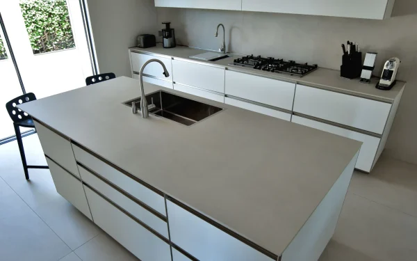 Custom home interiors featuring a blend of Laminam Calce Avorio, and Nero Italian porcelain, combining rich textures and tones for a unique design.