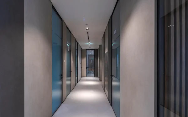 Office design featuring Laminam Calce Antracite, Calce Grigio, and Bianco Statuario Venato Italian porcelain; a combination of dark and light tones creating a balanced and professional environment.