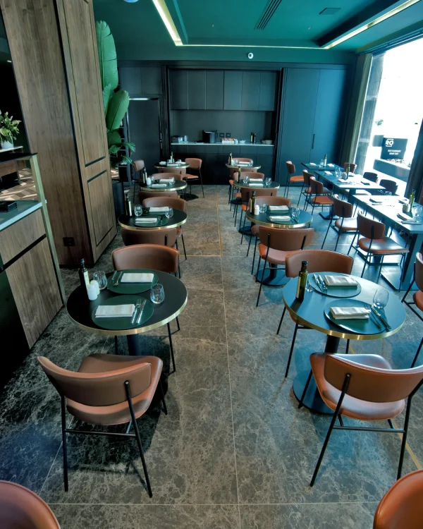 Italian café interiors featuring Laminam Emperador Extra porcelain surfaces, characterized by rich brown tones and intricate veining, creating a luxurious atmosphere.