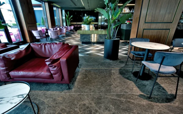 Italian café interiors featuring Laminam Emperador Extra porcelain surfaces, characterized by rich brown tones and intricate veining, creating a luxurious atmosphere.